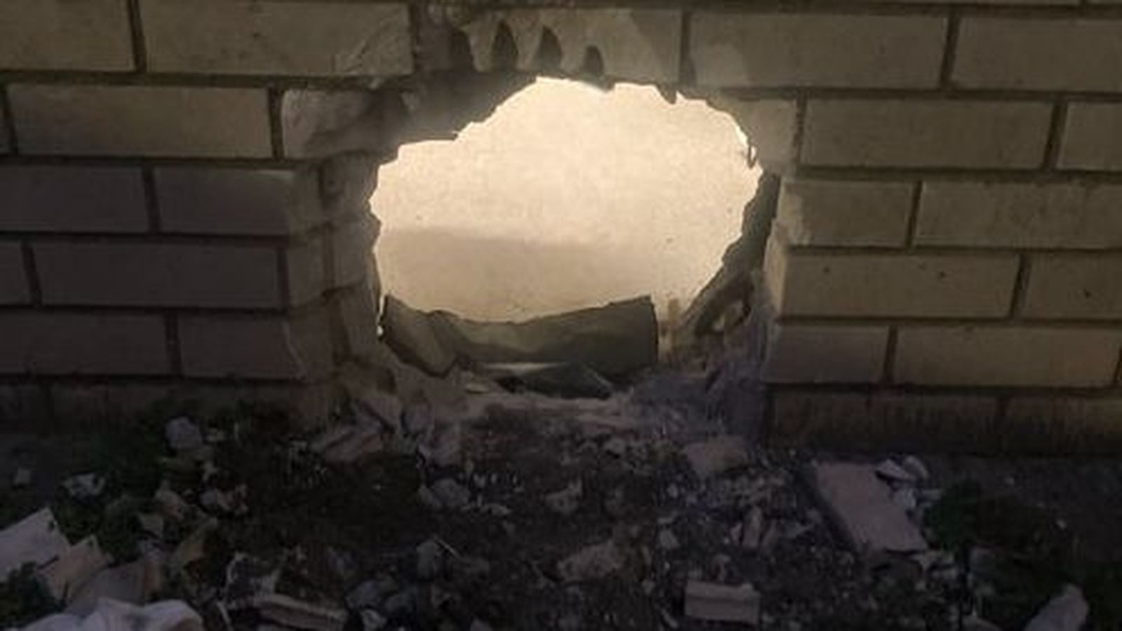 En imatge, el forat obert en el mur de la presó amb el raspall de dents