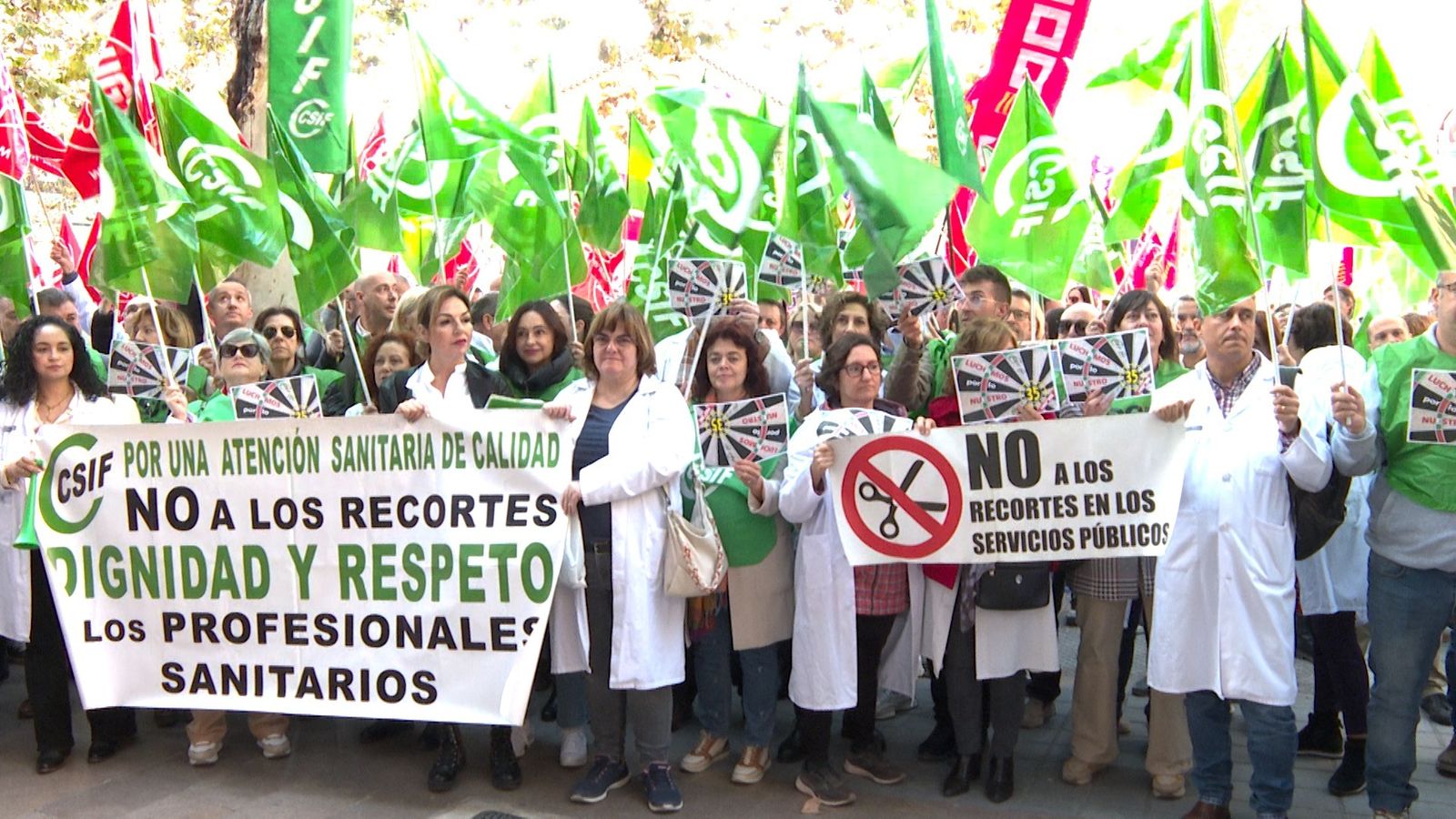 Sindicats de sanitat concentrats davant la seu de la conselleria a València aquest dilluns