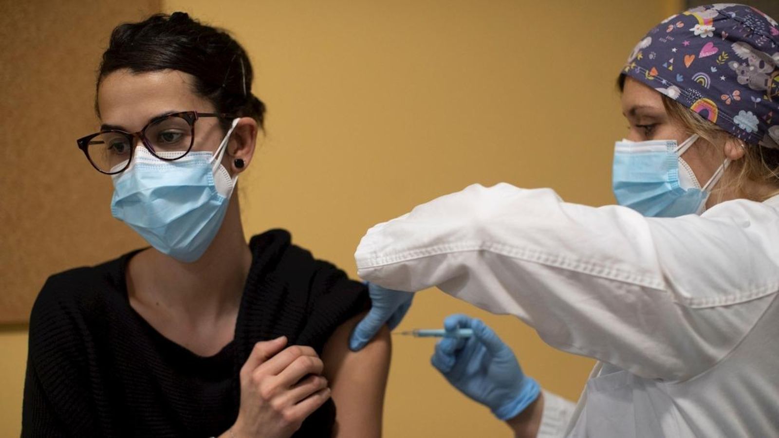 Una professional sanitària rep la vacuna de la Covid-19