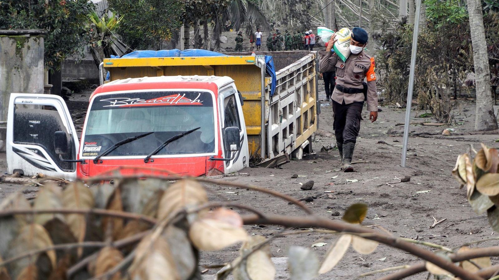 Equips de rescat en els voltants del volcà Semeru a Indonèsia