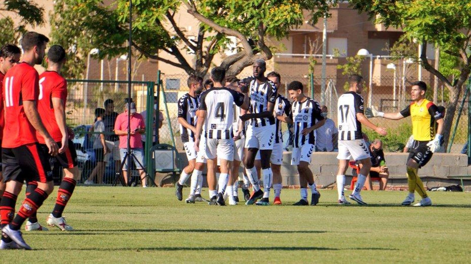 Els jugadors de la pedrera del Castelló celebren el gol de Yanis