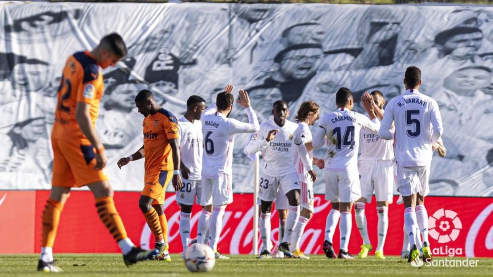 Els jugadors del València es lamenten després d'un dels gols del Reial Madrid