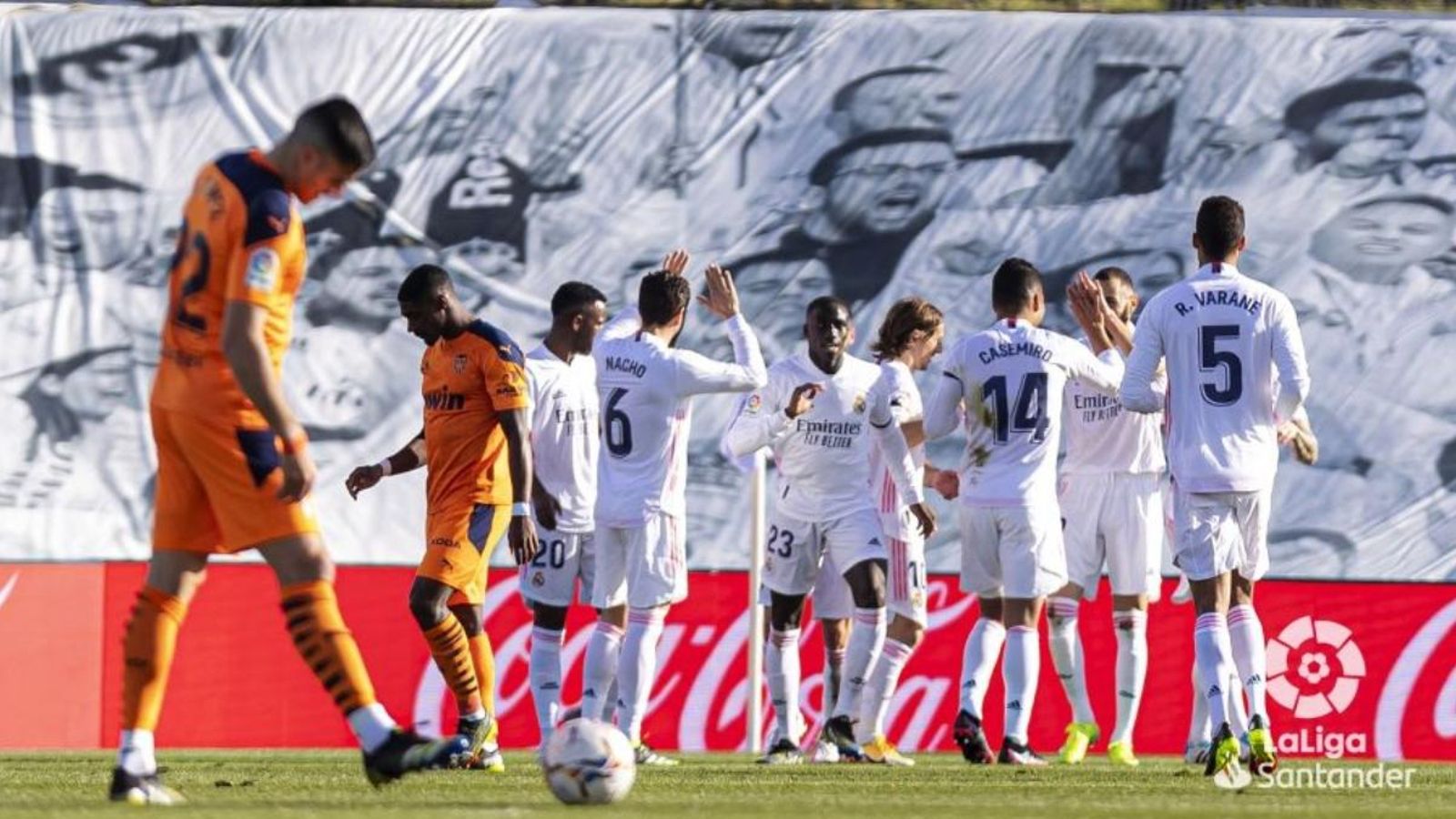 Els jugadors del València es lamenten després d'un dels gols del Reial Madrid