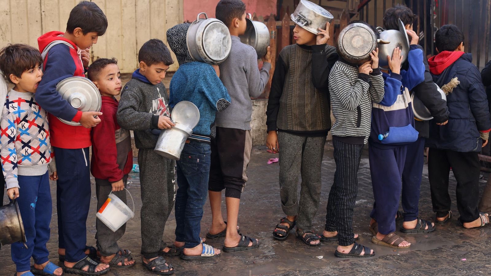 Els nens palestins fan cua per rebre menjar preparat per una cuina benèfica