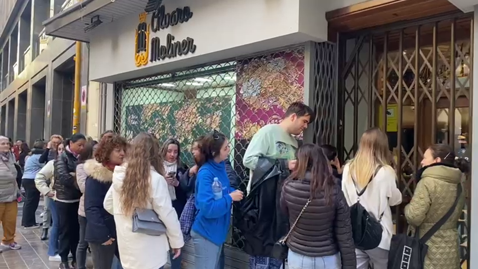 La clientela ha esperat a les portes d'algunes botigues d'indumentària, fins i tot abans que obriren, per a aprofitar la campanya de rebaixes