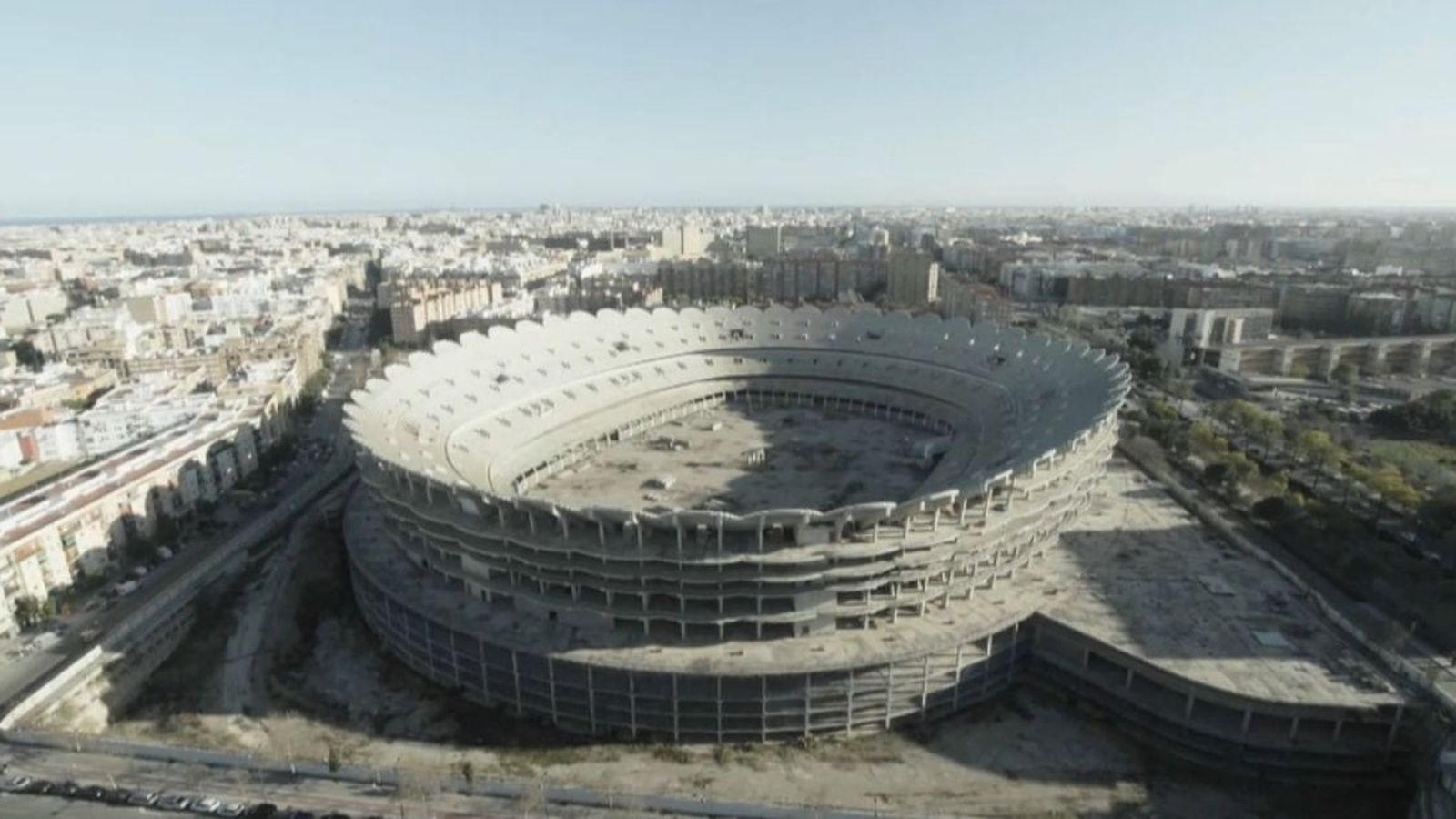 Nou Mestalla en Línia de fons