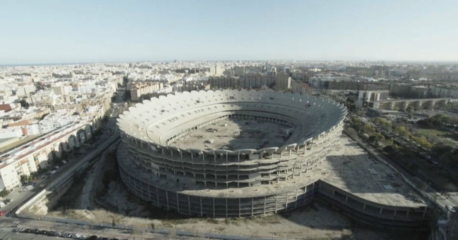 Nou Mestalla en Línia de fons