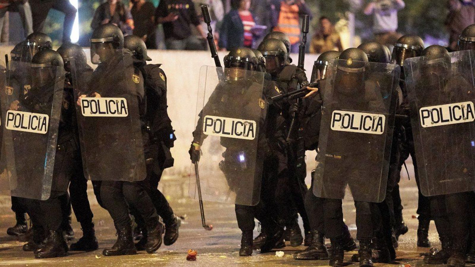 Agents de la UIP de la Policia Nacional durant els aldarulls derivats d'una protesta de grups independentistes a Girona
