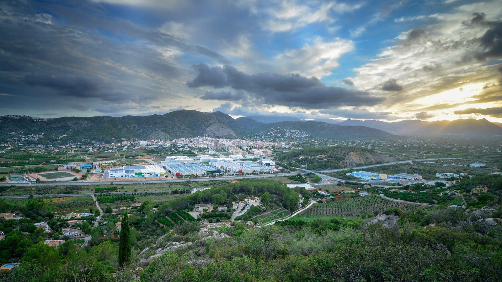 Imatge aèria del municipi de Pedreguer, que voreja la N-332, on van localitzar el cos sense vida de la víctima