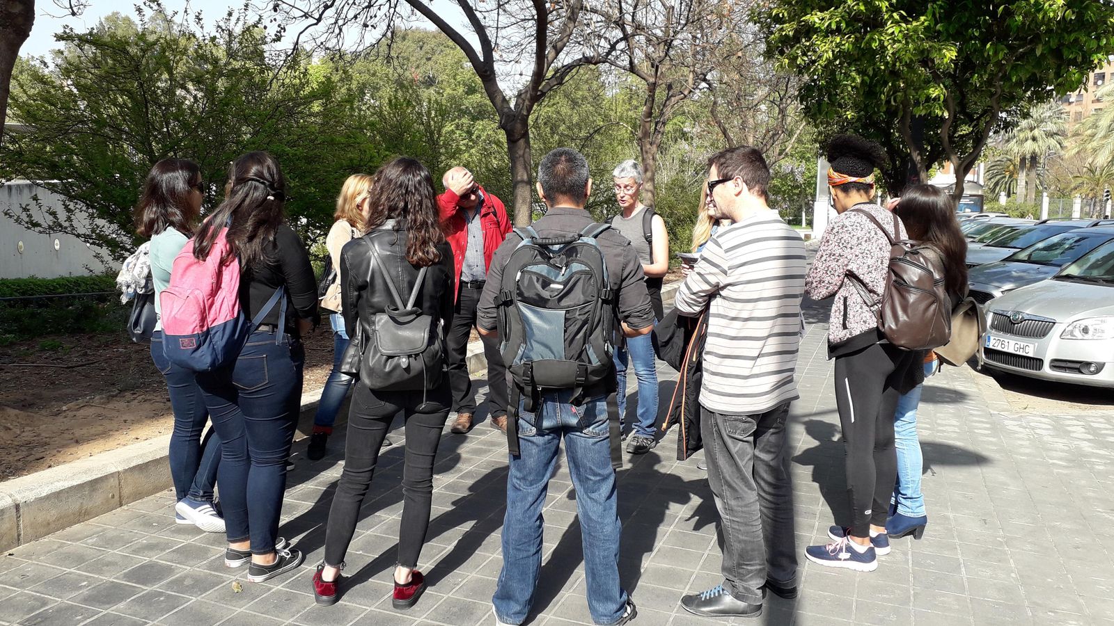 Participants de la primera caminada per un urbanisme inclusiu