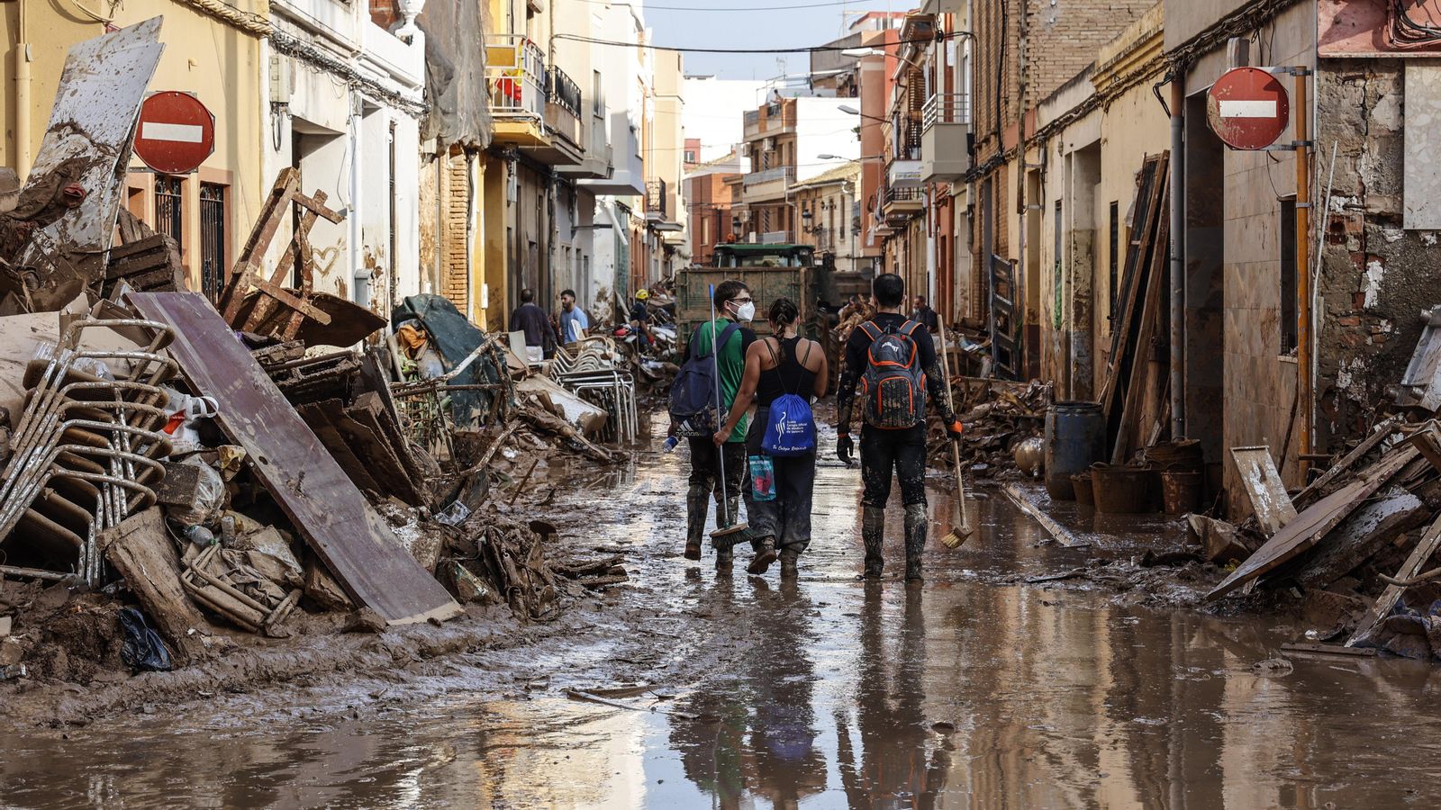 Un dels carrers de Paiporta, un dels municipis més devastat per la dana, en els dies posteriors a la tragèdia Un dels carrers de Paiporta, un dels municipis més devastat per la DANA