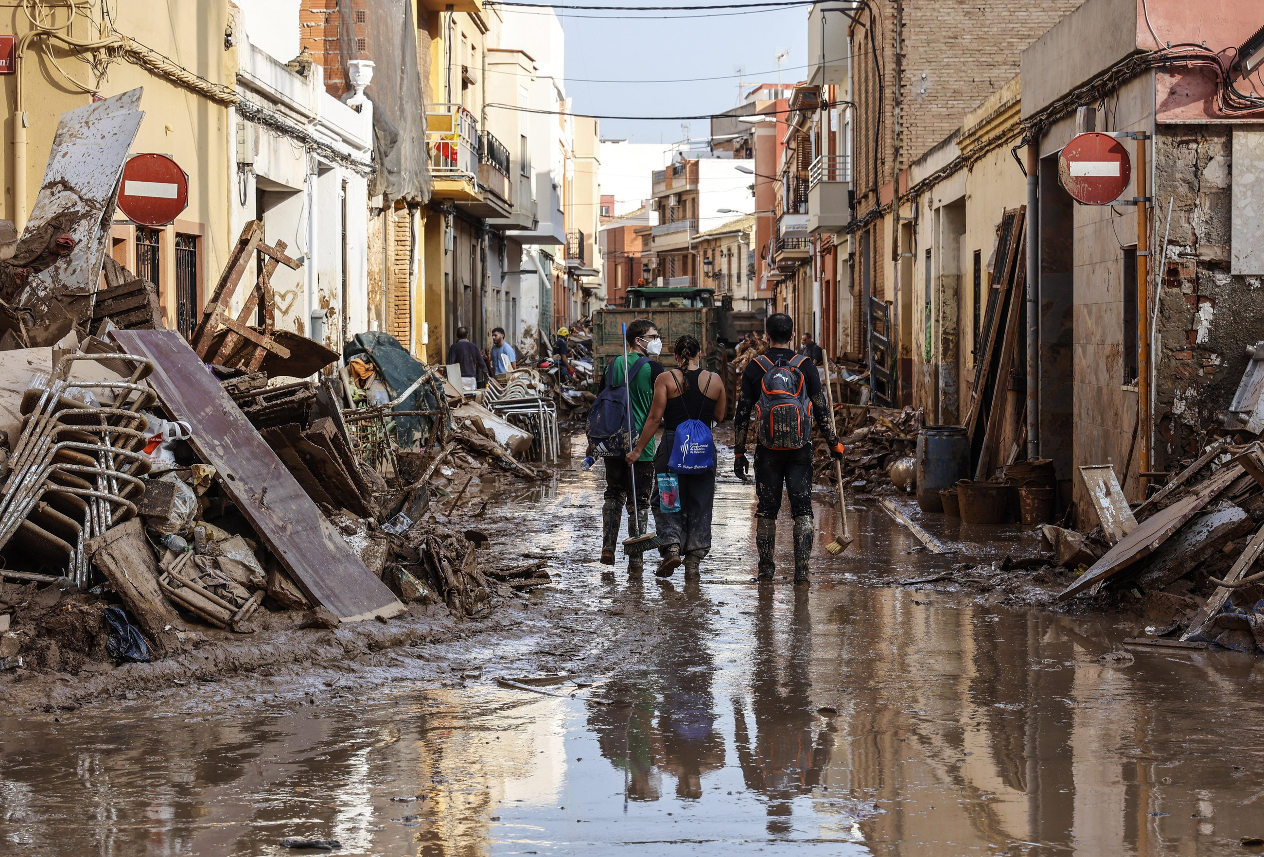Un dels carrers de Paiporta, un dels municipis més devastat per la dana, en els dies posteriors a la tragèdia Un dels carrers de Paiporta, un dels municipis més devastat per la DANA