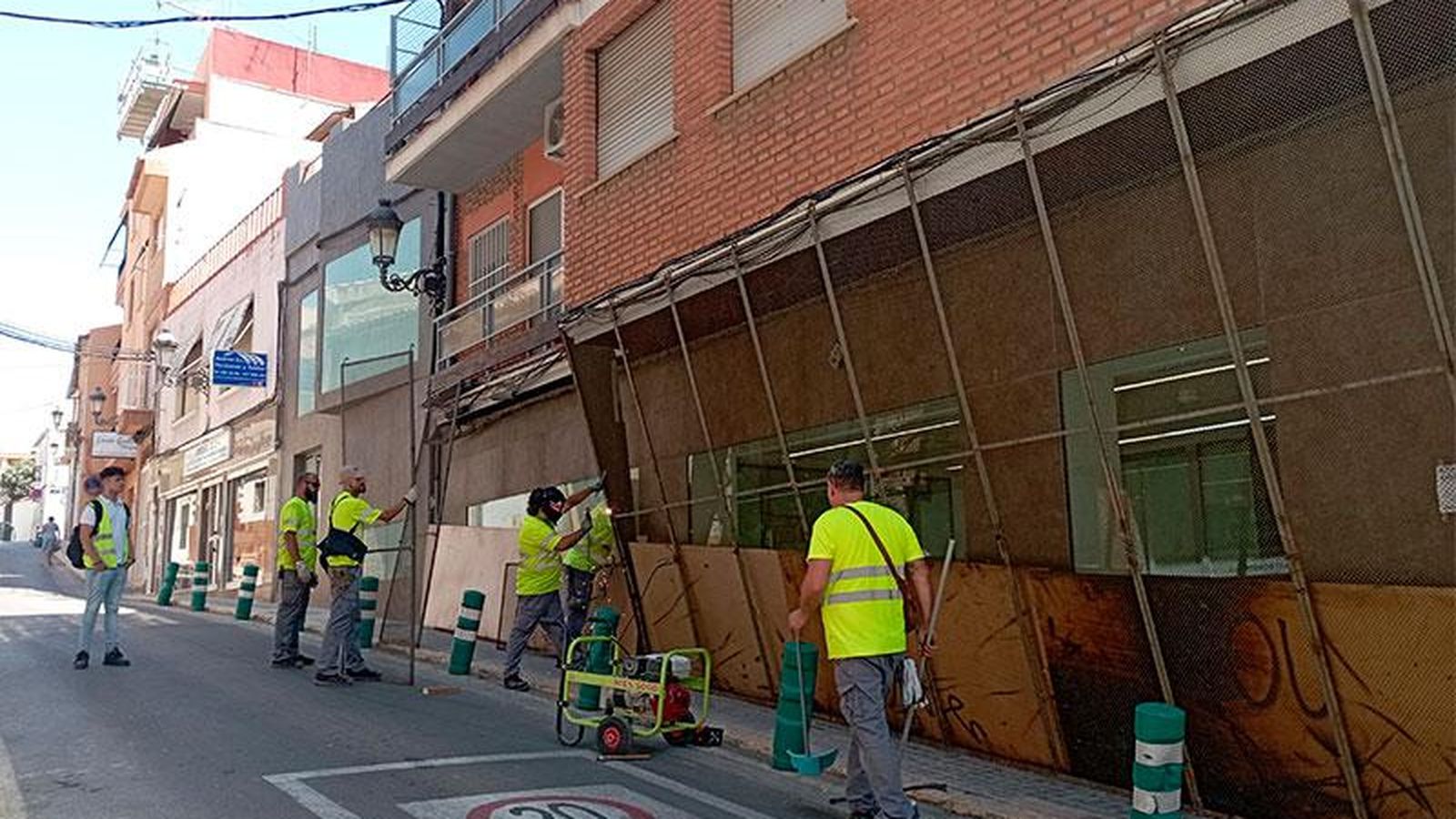Els operaris preparen el carrer Major per a la celebració de la Cordà