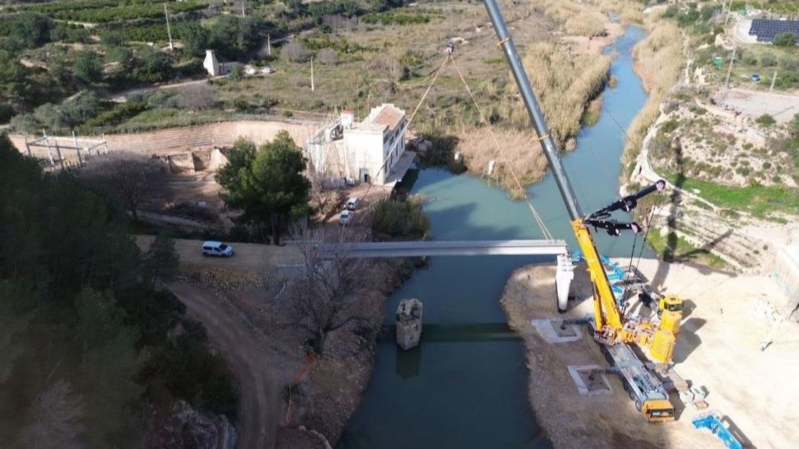 EuropaPress_7243199_generalitat_instala_vigas_nuevo_puente_rio_turia_bugarra_valencia_sustituir