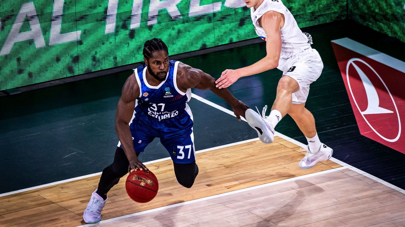 Ojeleye en una acció del partit