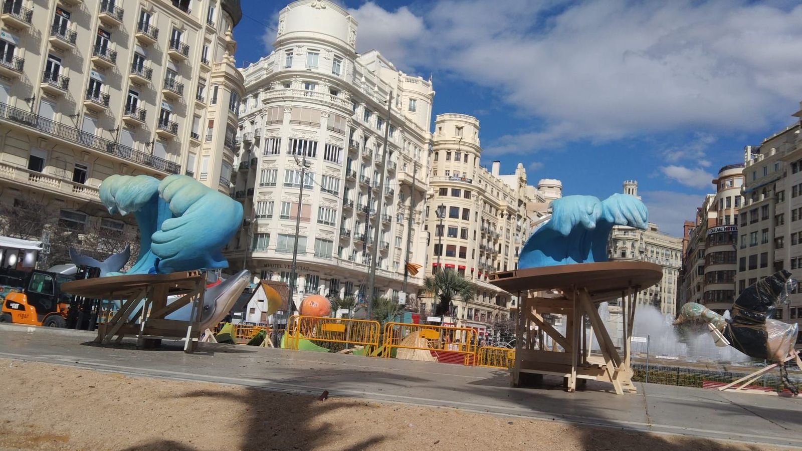 Dues peces de grans dimensions de la falla municipal que ja ocupen la plaça de l'Ajuntament de València