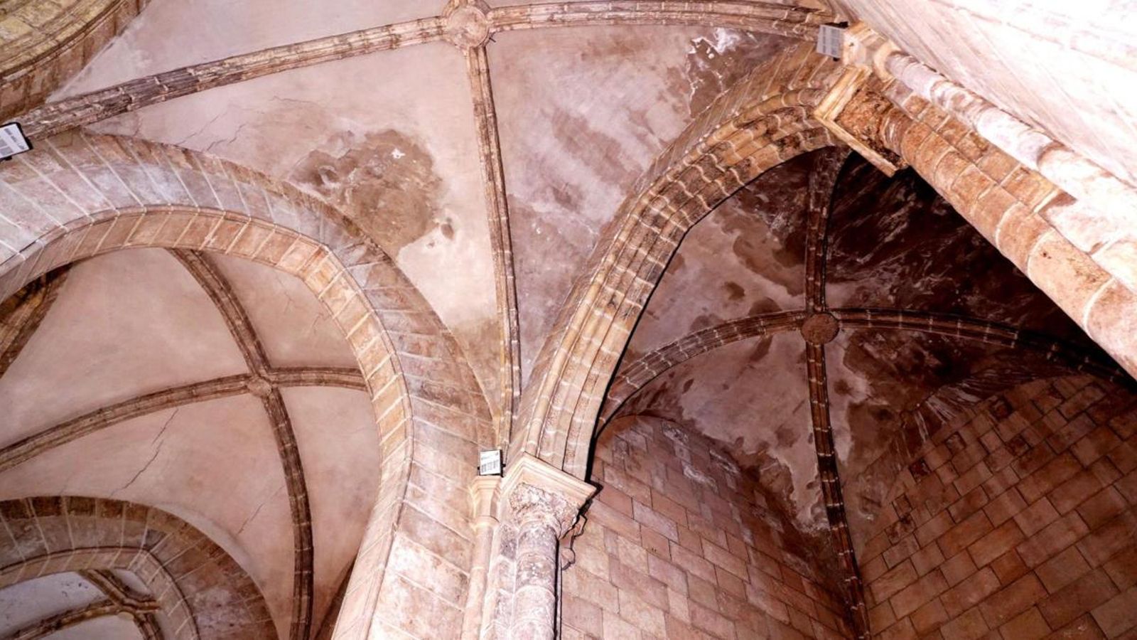 Estat en què ha quedat part de la coberta de l'esglèsia de Santa Caterian