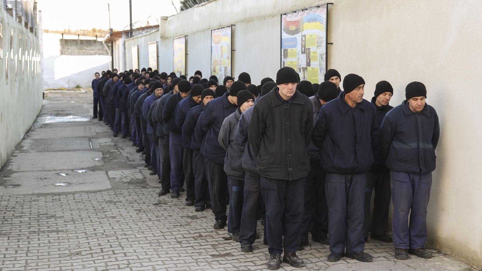 Presoners de guerra russos fan cua dins d'un centre de detenció en un lloc no revelat a la regió de Lviv, a l'oest d'Ucraïna, el 16 de novembre de 2023.