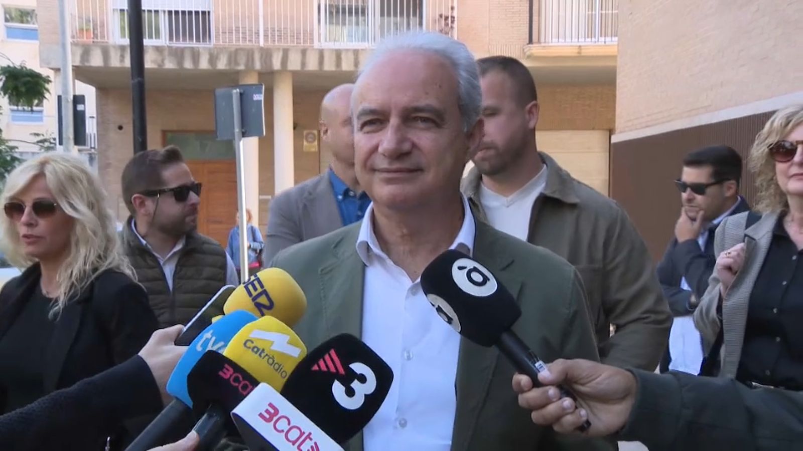L'alcalde d'Utiel, Ricardo Gabaldón, arriba al jutjat de la dana acompanyat de l'equip municipal