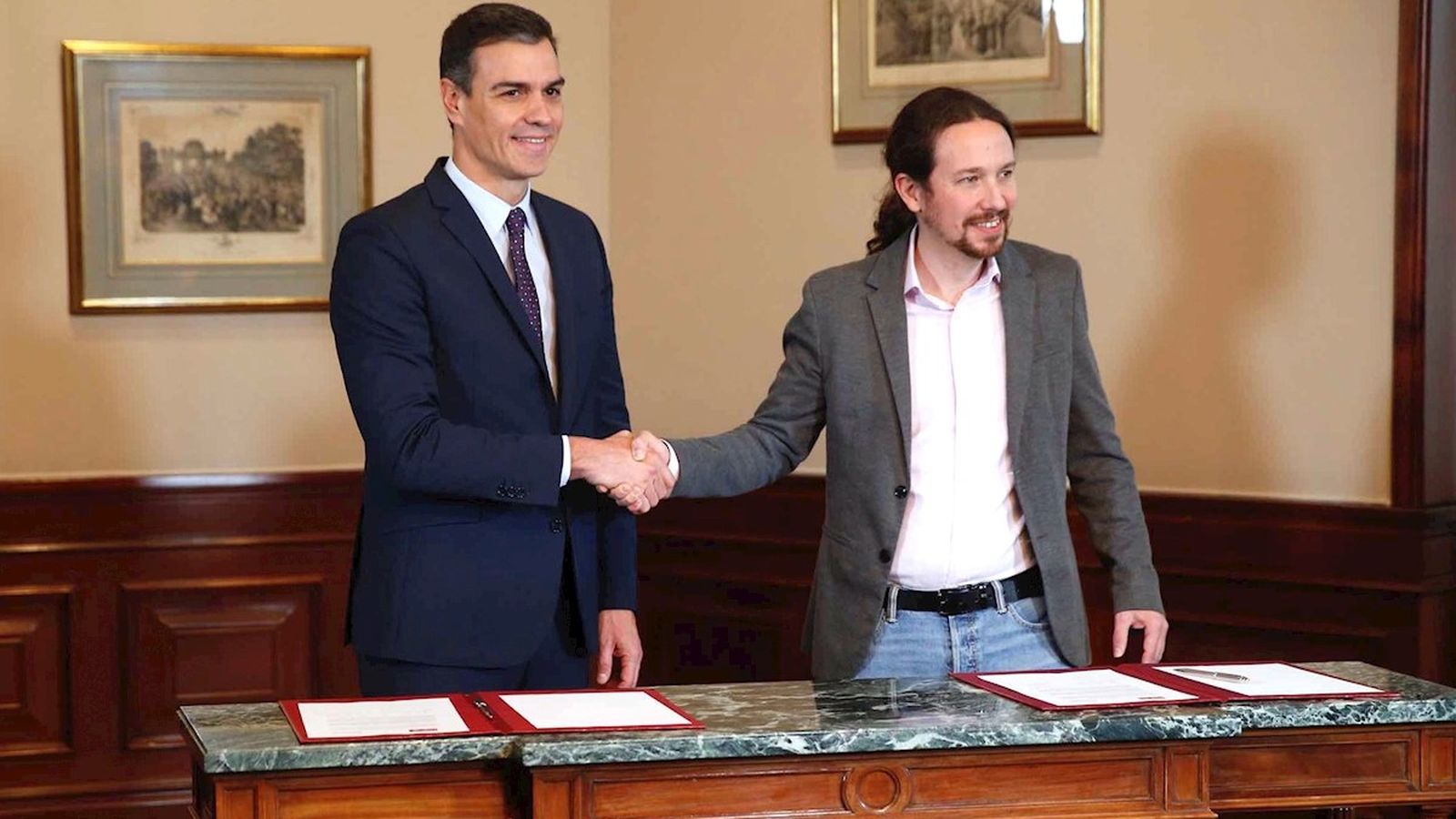 Pedro Sánchez i Pablo Iglesias es donen la mà després de la signatura de l'acord, en una imatge d'arxiu