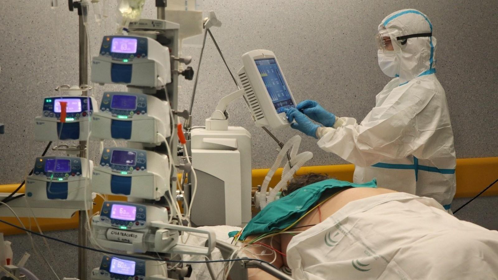 Pacient amb Covid-19 en l'UCI d'un hospital