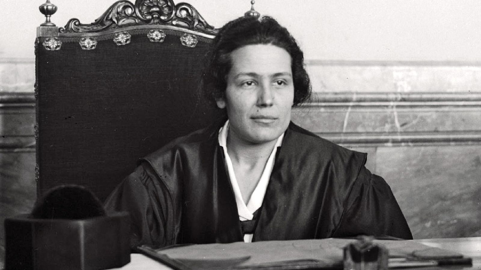 Fotografia de Victoria Kent amb la toga d'advocada