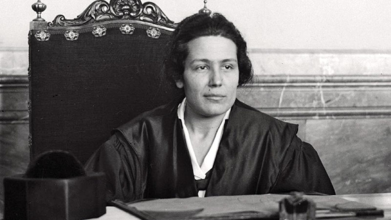 Fotografia de Victoria Kent amb la toga d'advocada