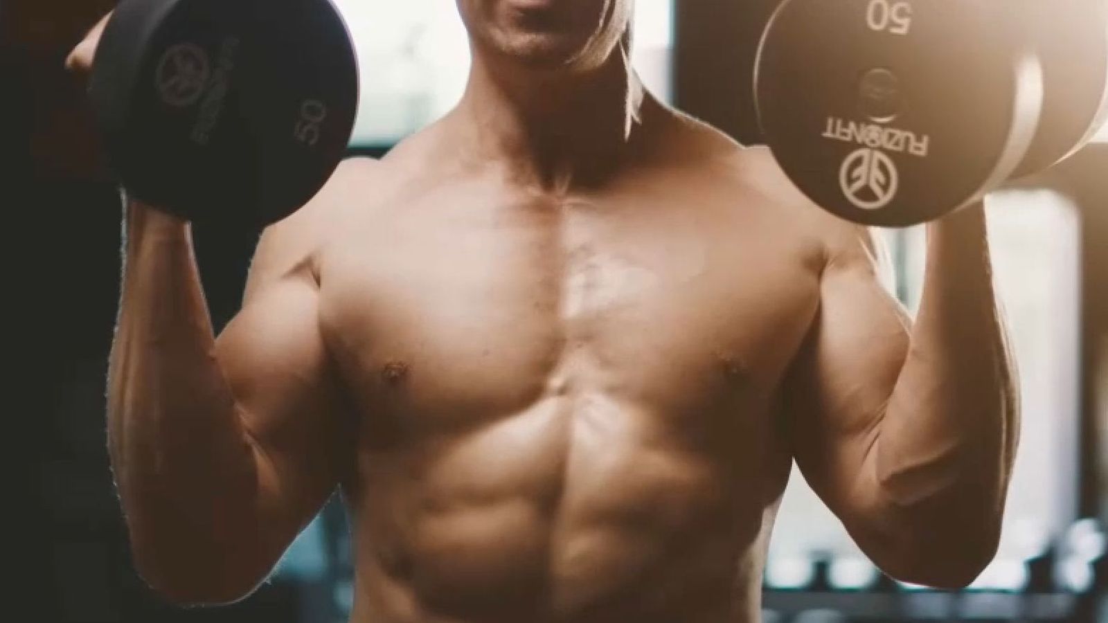 Un jove fent musculació amb manuelles en una captura d'un vídeo de Youtube