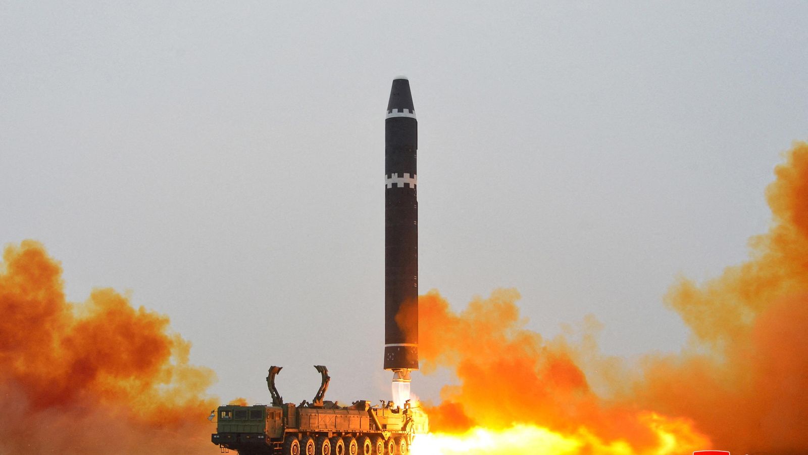 Llançament d'un míssil balístic intercontinental Hwasong-15 a l'aeroport internacional de Pyongyang, aquest diumenge