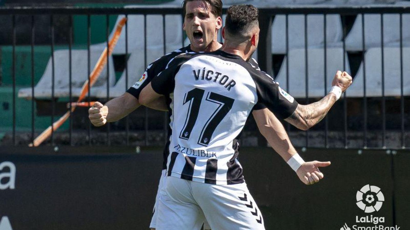 Juanto Ortuño celebra el gol amb Víctor