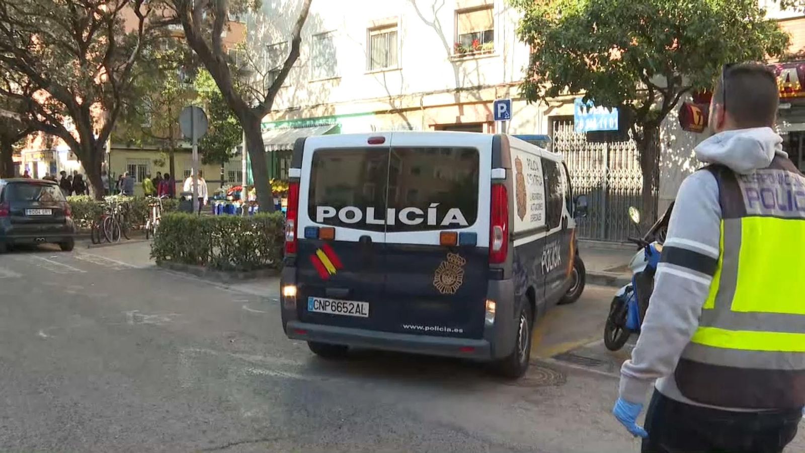 Agents de la Policia Nacional a la finca en què s'ha produït el presumpte l'homicidi