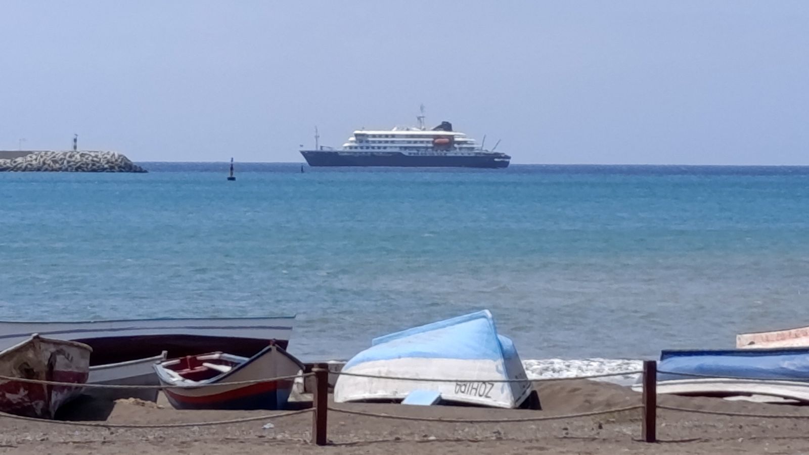 El creuer MV Hondius, varat a Cap Verd