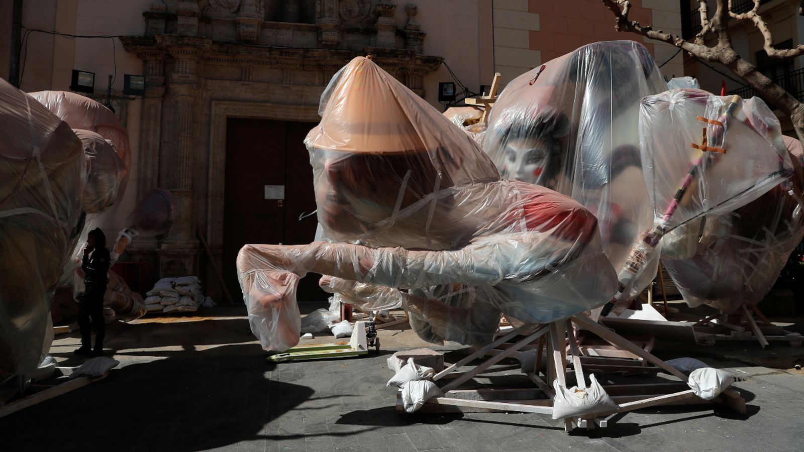 Figures d’una falla cobertes per plàstic