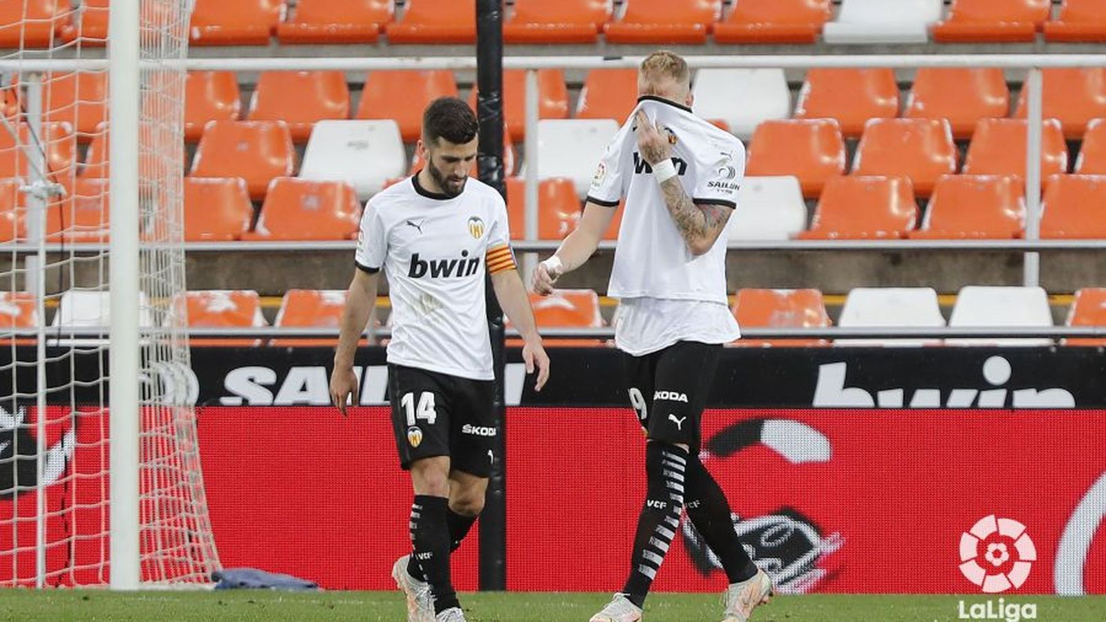 Gayà i Racic, durant el partit a Mestalla contra el Barcelona