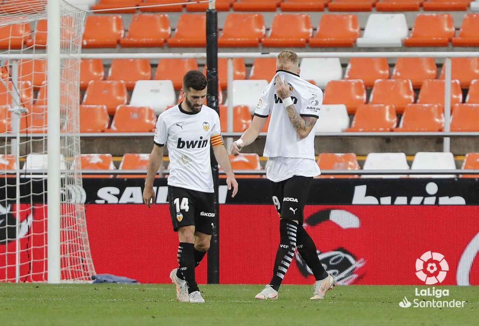 Gayà i Racic, durant el partit a Mestalla contra el Barcelona
