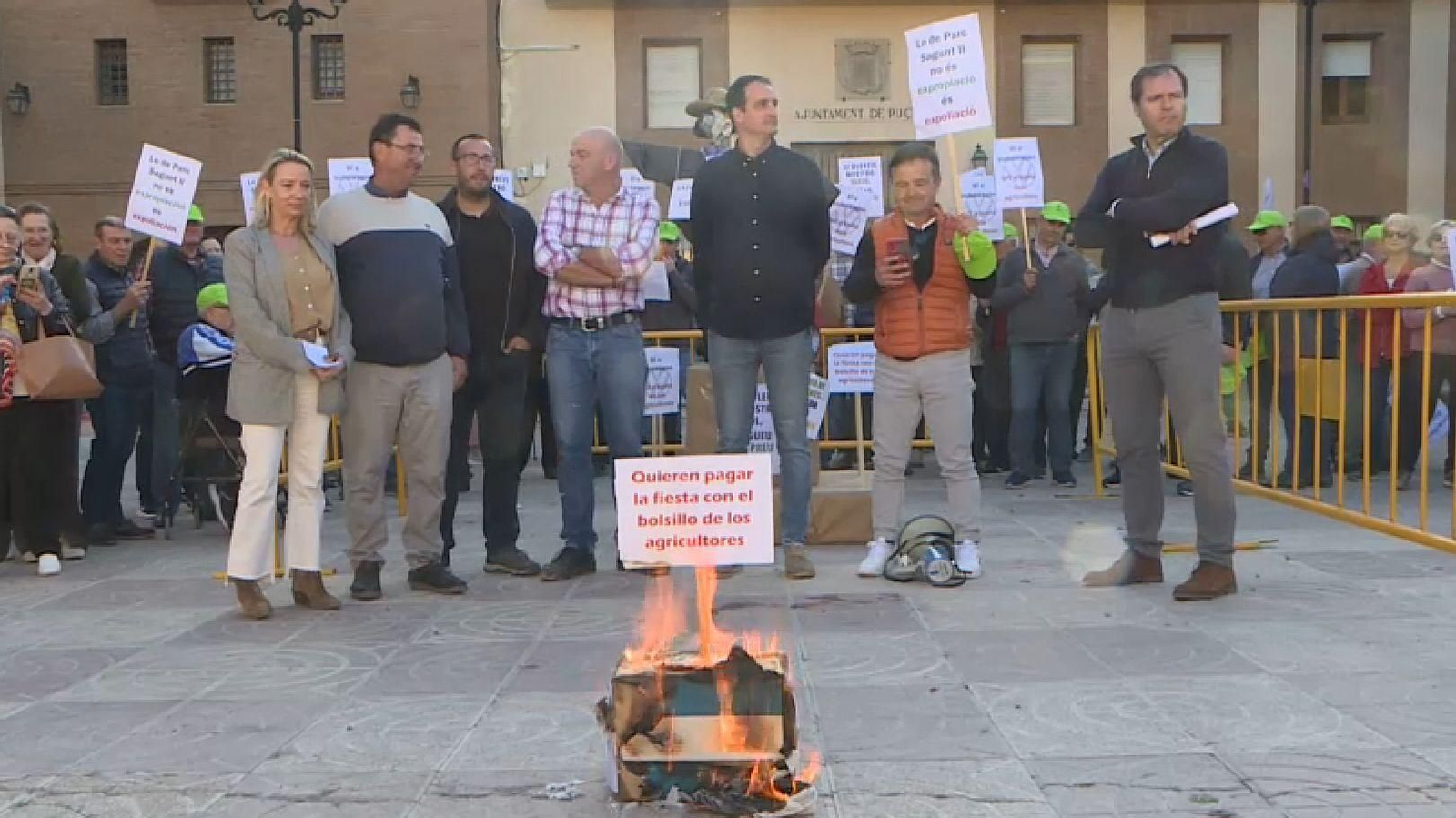 Representants dels agricoltors i membres de l'equip municipal al voltant de la cremà de protesta