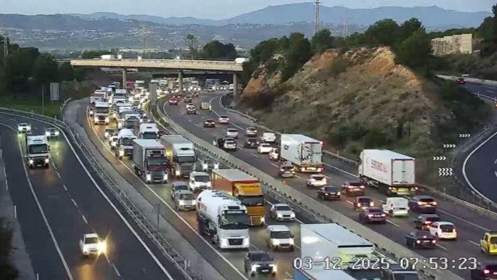 Retenció que presenta l'A-7, en la circumval·lació de València, a causa d'un xoc entre dos turismes