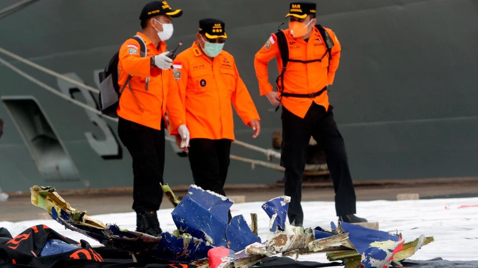 Els equips de rescat localitzen restes de l'avió estavellat a Indonèsia