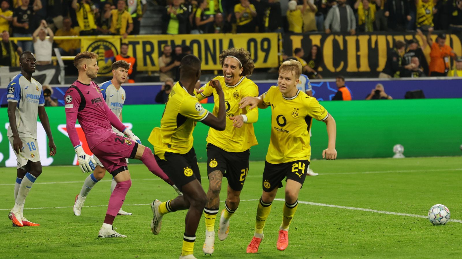 Els jugadors del Borussia Dortmund celebren un gol contra el Villarreal