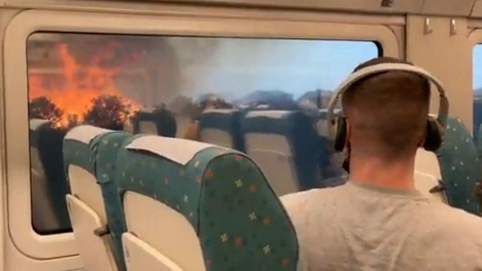 Moments de pànic en un tren per la proximitat de les flames
