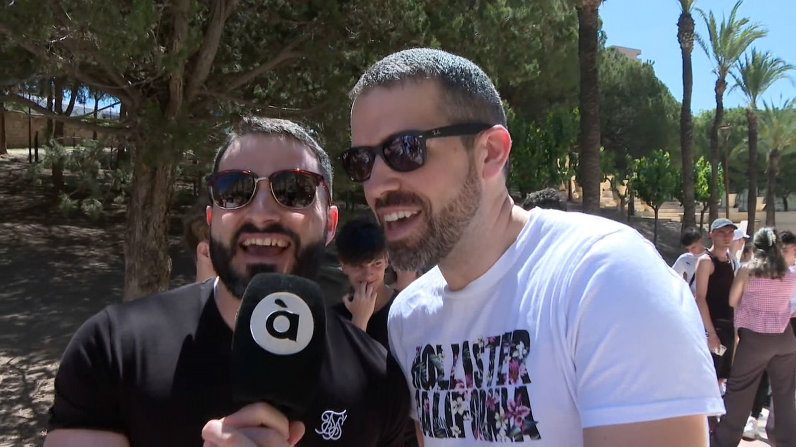 Fans de Melody canten 'Esa diva' a Benidorm