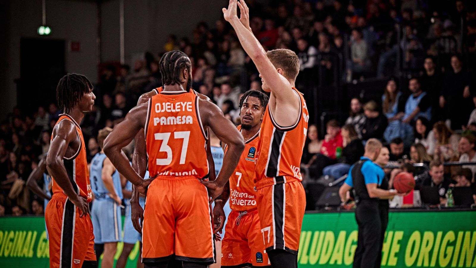 Un quintet de Pedro Martínez a Hamburg, format per Nate Sestina, Brancou Badio, Semi Ojeleye, Chris Jones i Amida Brimah