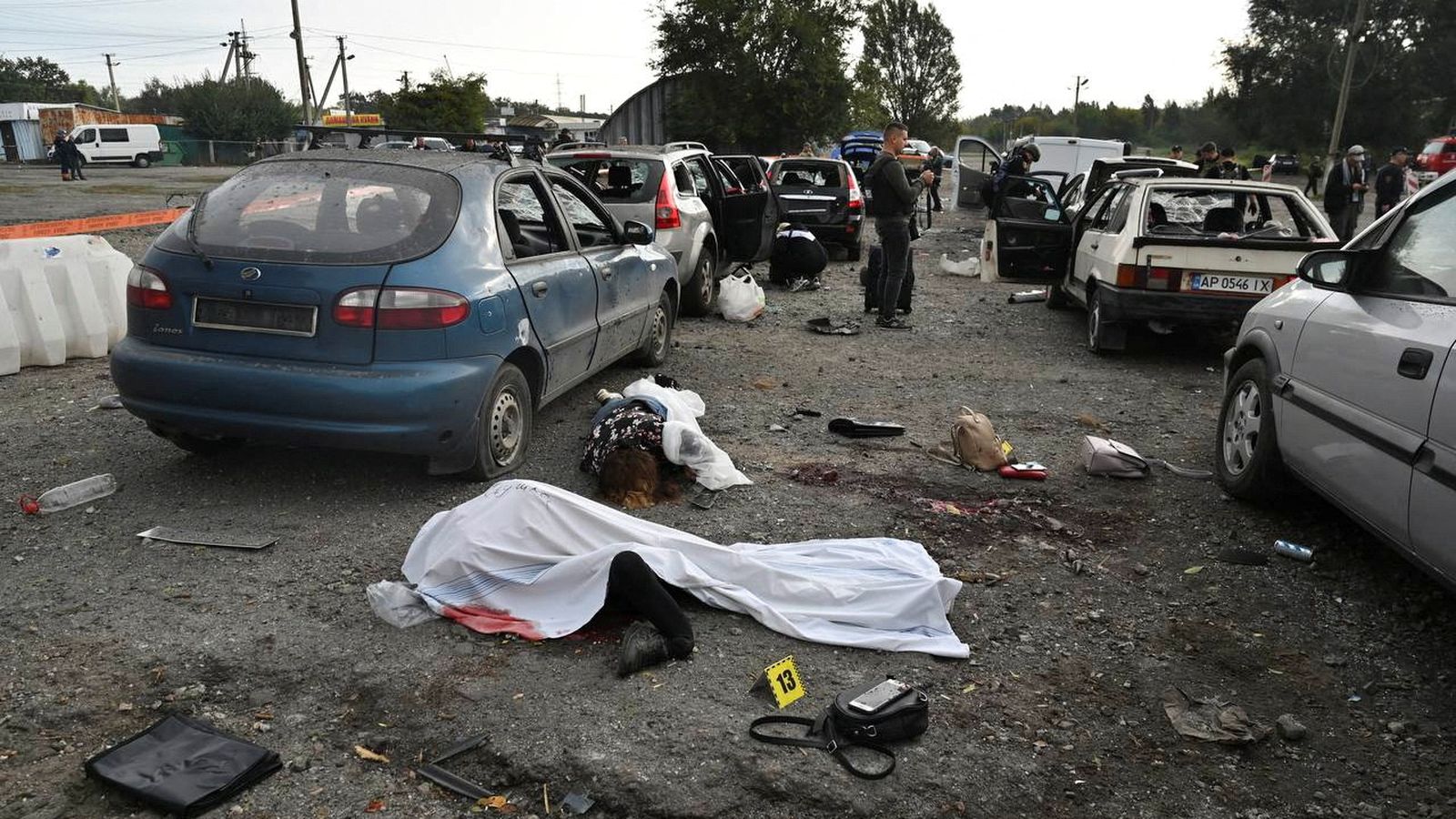 Cosos innerts i vehicles destruïts després de l'atac rus