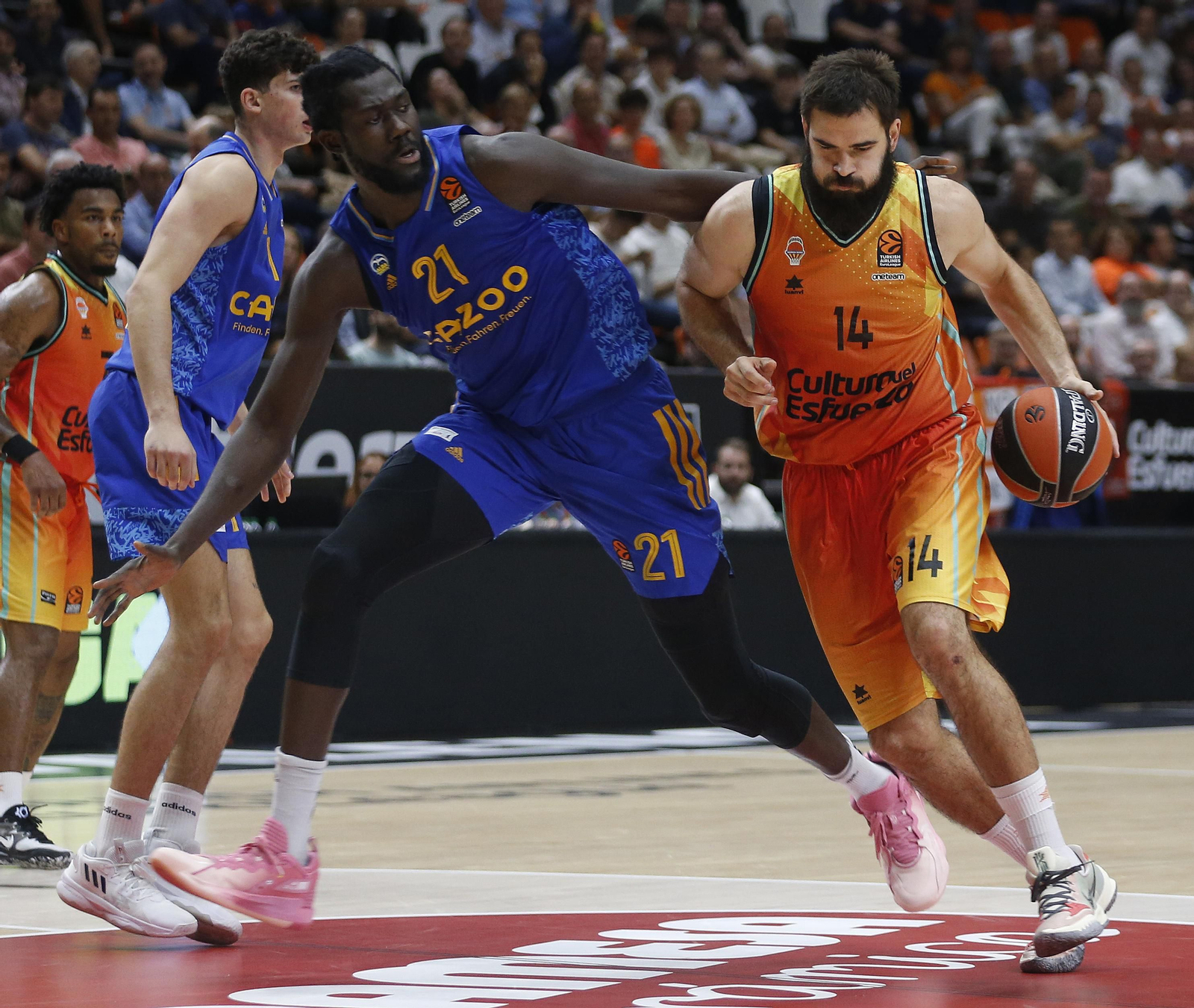 El pívot taronja, Bojan Dubljevic, en el transcurs del duel contra l'Alba de Berlín a la Fonteta