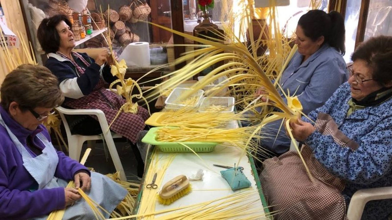 Imatge d'arxiu d'un grup de dones treballant a un taller d'artesania de palma blanca d'Elx
