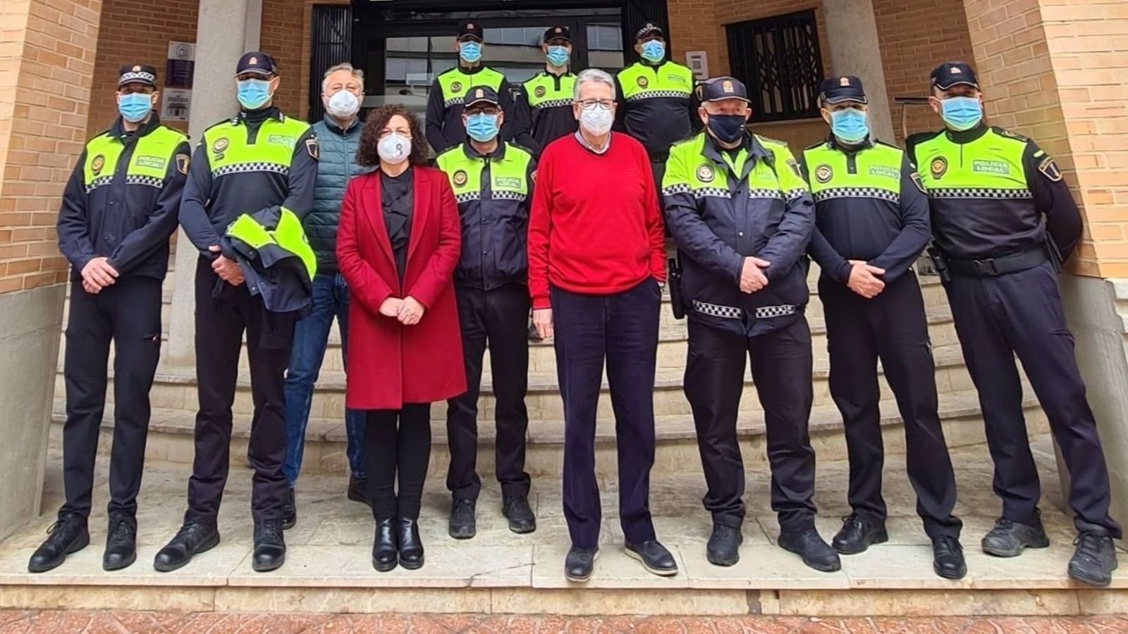 La plantilla de la Policia Local d'Alzira amb l'alcalde, Ramon Marí, al centre