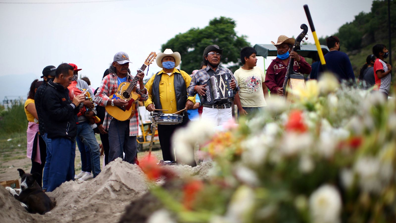 Una banda toca durant un funeral a Xico, Mèxic.