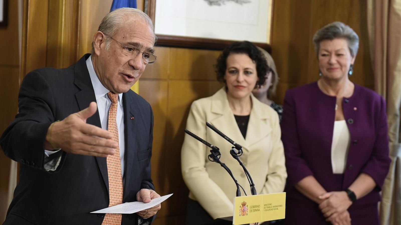 El secretari general de l'OCDE, Ángel Gurría, durant la seua intervenció en presència de la ministra de Treball, Magdalena Valerio, i la seua homòloga de Suècia, Ylma Johansson