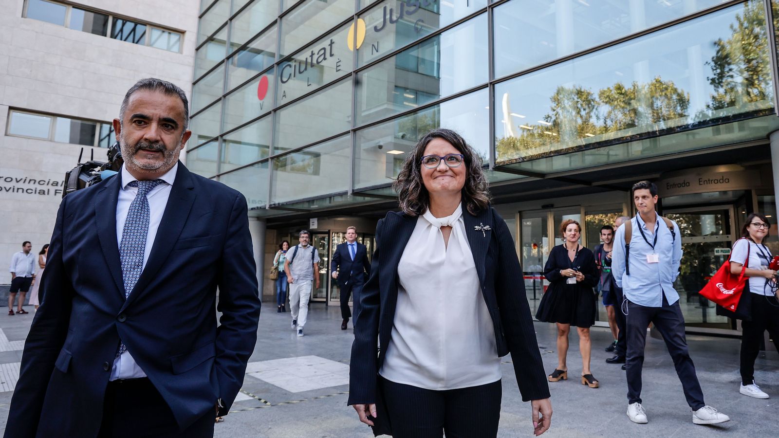 Mónica Oltra, amb el seu advocat, ix del jutjat en una imatge de desembre del 2022