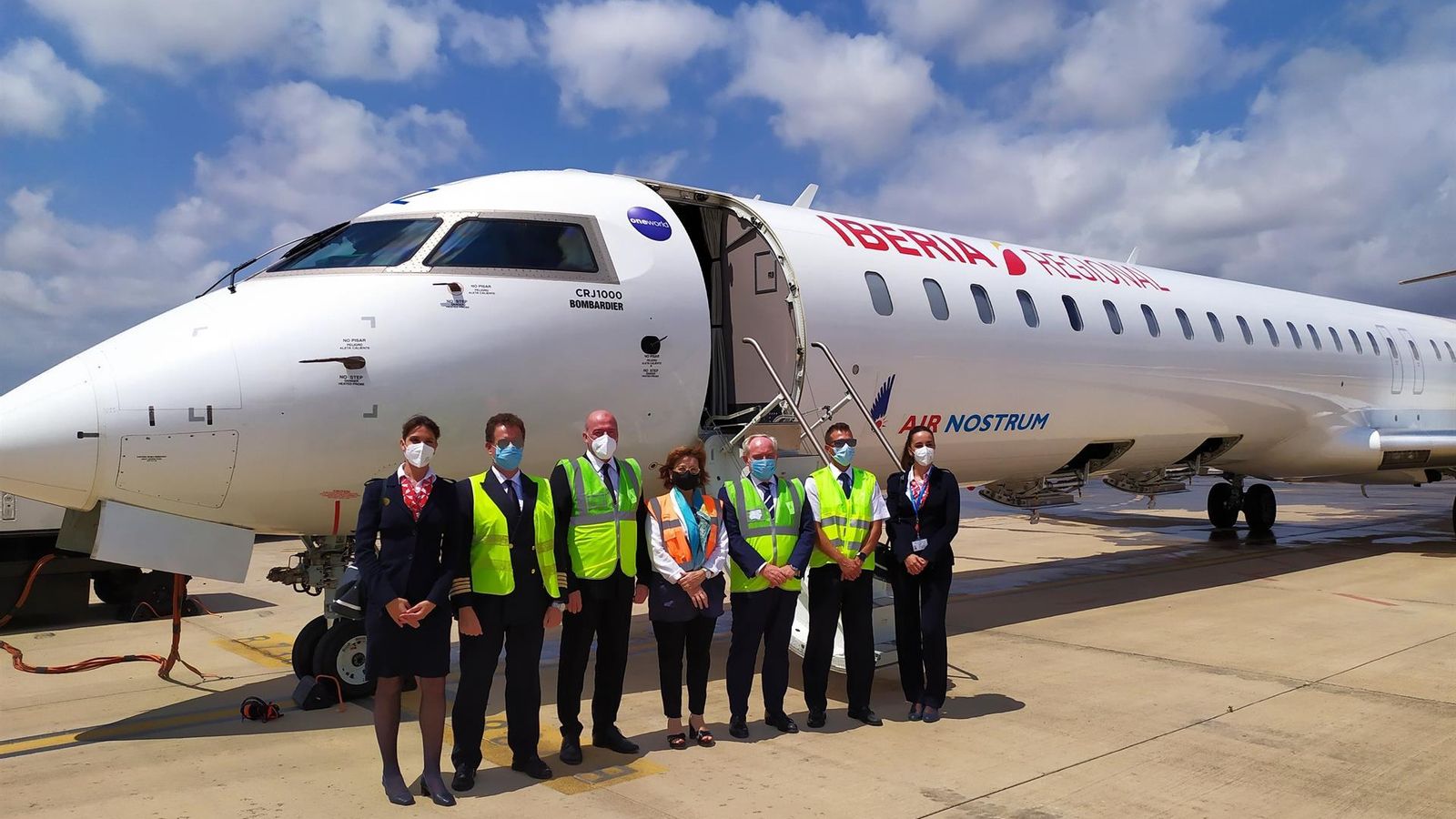 La tripulació del primer vol de la nova línia Castelló-Sevilla